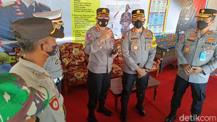 Dit Regident Korlantas Mabes Polri, Brigjen Pol Yusuf bersama rombongan Pamatwil memantau pos PPKM Darurat di exit tol ujung timur Pulau Jawa. Yakni di Desa Clarak, Kecamatan Leces, Kabupaten Probolinggo.