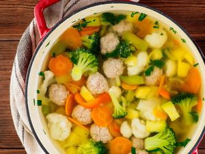 3 Resep Sup Bola-bola Daging Favorit Anak yang Gurih Kuahnya