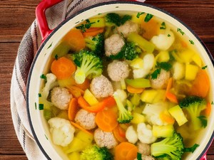 3 Resep Sup Bola-bola Daging Favorit Anak yang Gurih Kuahnya