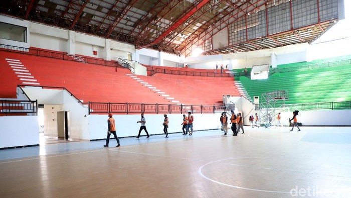 GOR Indoor Gelora Bung Tomo (GBT) di Surabaya disulap menjadi RS Darurat COVID-19. Kini persiapannya sudah 95 persen dan tinggal diisi bed, oksigen hingga tenaga kesehatan (nakes).