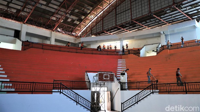GOR Indoor Gelora Bung Tomo (GBT) di Surabaya disulap menjadi RS Darurat COVID-19. Kini persiapannya sudah 95 persen dan tinggal diisi bed, oksigen hingga tenaga kesehatan (nakes).