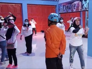 Asyik Zumba,  Emak-emak di Parepare Dibubarkan Satgas COVID-19