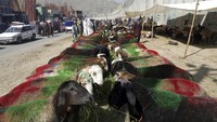 Begini suasana di pasar hewan kurban yang berada di kawasan Kabul, Afghanistan, jelang Hari Raya Idul Adha, Minggu (18/7/2021).