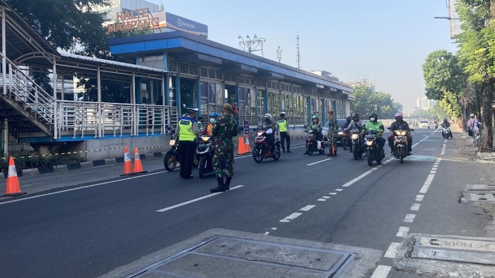 Situasi Penyekatan di Mampang, Jaksel, Minggu (18/7)