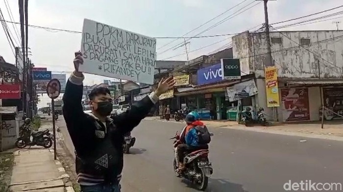 Soerang pedagang di Sukabumi turun ke jalan mengeluhkan penerapan PPKM Darurat.