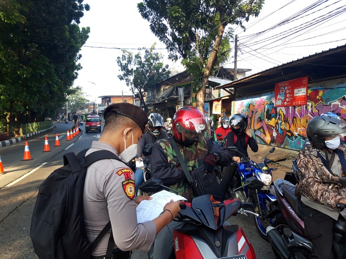 Suasana Penyekatan PPKM Darurat di Lenteng Agung Jaksel (Foto: Rakha/detikcom)