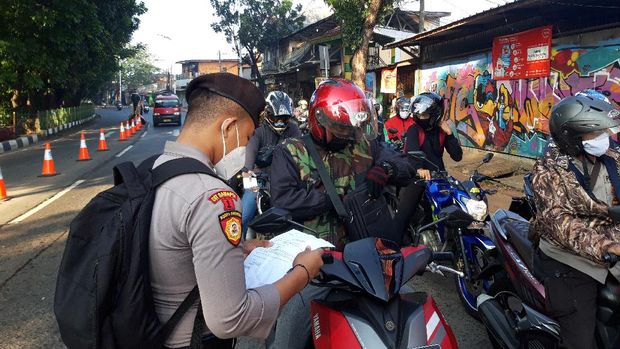 Suasana Penyekatan PPKM Darurat di Lenteng Agung Jaksel (Foto: Rakha/detikcom)