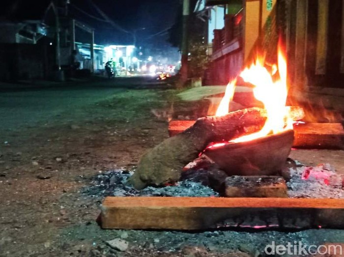 Warga Kelurahan Boyolangu, Kecamatan Giri, Banyuwangi menggelar tradisi Pelkudukan. Tradisi bakar kayu ini dipercaya masyarakat sebagai cara tolak bala, agar terhindar dari bahaya.