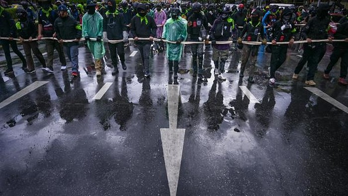 Tuntut PM Mundur, Warga Thailand Demo di Kala Lockdown Sejumlah warga gelar aksi unjuk rasa di Bangkok, Thailand, saat lockdown tengah diberlakukan. Mereka tuntut PM Prayuth Chan-o-Cha mundur dari kursi jabatannya.