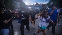Selain menuntut PM Prayuth Chan-o-Cha mundur, para demonstran juga menuntut adanya tindakan yang lebih baik dalam upaya menanggulangi pandemi di Negeri Gajah Putih tersebut. 