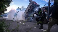 Seperti dilansir Reuters, Minggu (18/7/2021) pembatasan corona di Thailand mencakup sejumlah hal, yakni terkait perjalanan, penutupan mal, dan jam malam mulai pukul 21.00 hingga 04.00. Pembatasan berlaku di provinsi Chonburi, Ayutthaya dan Chachoengsao mulai Selasa (20/7) mendatang.