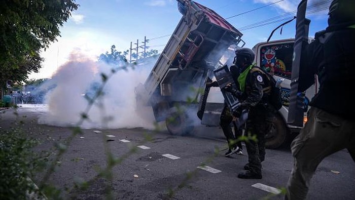 Sejumlah warga gelar aksi unjuk rasa di Bangkok, Thailand, saat lockdown tengah diberlakukan. Mereka tuntut PM Prayuth Chan-o-Cha mundur dari kursi jabatannya.