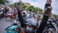 Para pegunjuk rasa berbaris menuju Gedung Pemerintah dari Monumen Demokrasi saat melakukan aksi demonstrasi di Bangkok, Thailand, Minggu (18/7/2021).