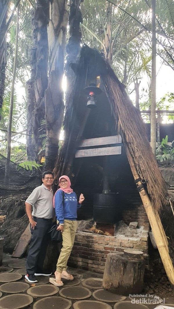 Pose depan tungku penyulingan saguer