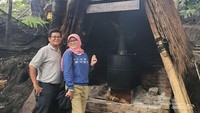Pose depan tungku penyulingan saguer