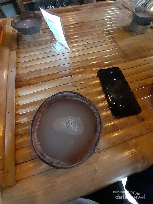Saguer didalam mangkok batok kelapa