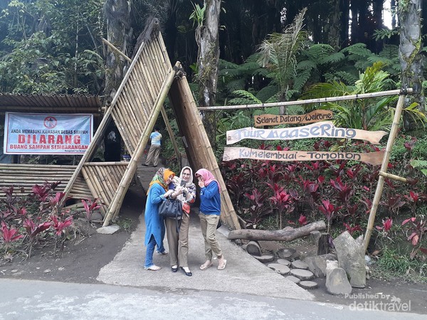 Pose di depan gerbang masuk Tuur Maasering
