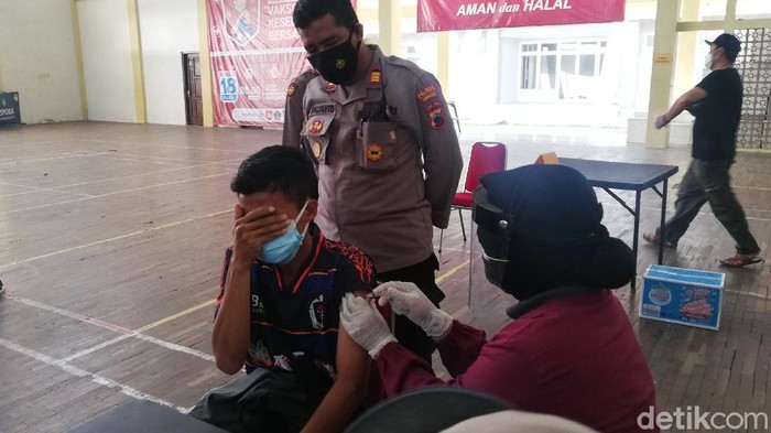 Vaksinasi COVID-19 di GOR Manahan Solo, 18/7/2021