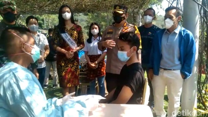 Antusiasme warga mengikuti vaksinasi COVID-19 yang digelar Polres Pasuruan cukup tinggi. Banyaknya permintaan membuat polisi kewalahan karena keterbatasan vaksinator.