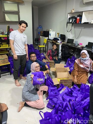 Viral wanita yang membagikan sembako dengan tema BTS.