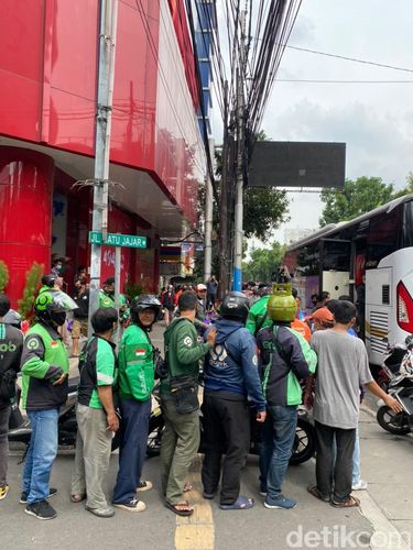 Viral wanita yang membagikan sembako dengan tema BTS.