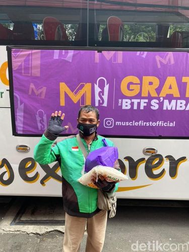 Viral wanita yang membagikan sembako dengan tema BTS.