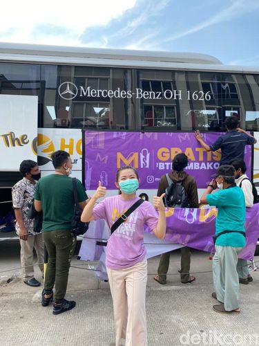 Viral wanita yang membagikan sembako dengan tema BTS.