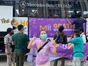 Viral Crary Rich Tangerang Bagi-bagi Sembako Satu Bus Tema BTS