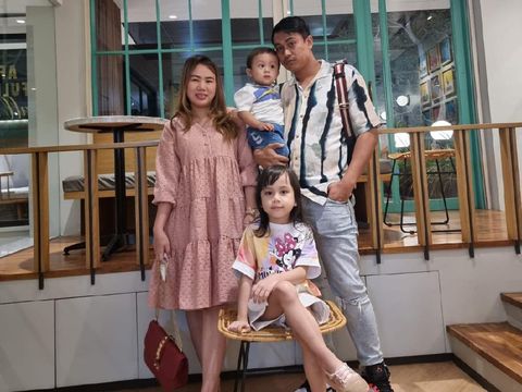 Wanita ini viral diTikTok, membagikan uang di tengah PPKM.