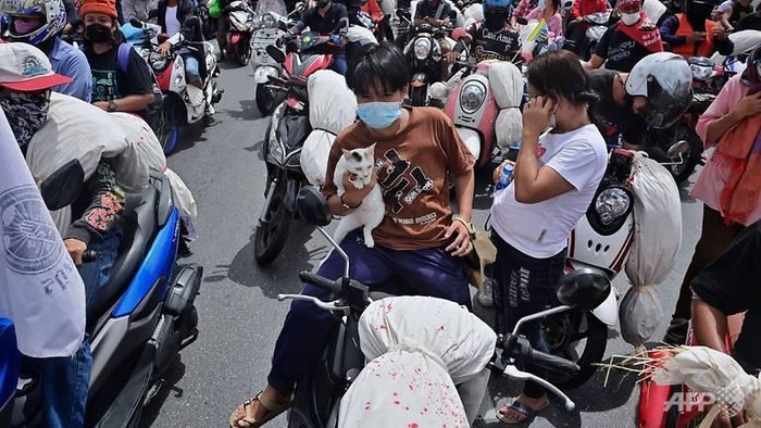 Warga Thailand berdemo menolak kebijakan lockdown imbas rekor kasus COVID-19.