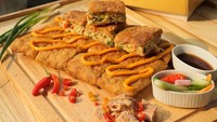 Mungkin kamu sudah tak asing dengan martabak ini. Di Orient Martabak tersedia martabak telur isi telur ayam atau bebek. Isiannya ada daging sapi, ikan tuna, kornet, jagung plus jamur, atau tuna mayo. Harganya mulai dari Rp 65 ribu. Foto: Instagram orientmartabak