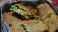Martabak telur enak juga bisa kamu temukan di Martabak Aphin 288 Bogor. Martabak di sini dijual sekitar Rp 70 ribuan untuk varian Martabak Telur Spesial yang berisi 3 telur. Kamu juga bisa coba martabak telur dengan isian 5 telur ayam/bebek di sini. Foto: Pergi Kuliner