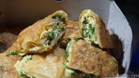 Di Cipete ada Martabak Bandung Gaya Rasa yang bisa kamu cicipi. Selain martabak telur ayam dan bebek yang biasa, di sini ada martabak telur ayam kampung Isiannya bisa 4-5 telur dengan harga sekitar Rp 75 ribu. Ilustrasi: detikfood