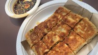 Mau coba martabak telur yang unik? Cobalah Martabak Kubang Hayuda yang terkenal dengan isian daging cincang berbumbu kari. Martabak ini disajikan dengan kuah cuka yang sudah ditambahkan sari nanas. Martabak Kubang Hayuda bisa kamu jumpai di Depok. Foto: detikfood
