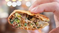 Menyebut martabak enak tak bisa meninggalkan Martabak San Francisco. Untuk martabak telur tersedia pilihan isian daging sapi telur asin, daging sapi blackpepper, smoked beef, hingga sosis bocwurst. Harganya mulai dari Rp 127 ribu untuk kategori martabak asin super ini. Foto: Instagram sanfranciscomartabak