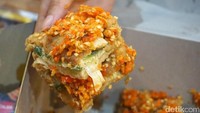 Martabak Bangka Bomet ada di kawasan Tendean. Menu andalannya martabak telur bebek pedas. Harganya mulai dari Rp 57 ribu untuk isian 2 telur. Bisa pilih sampai isi 6 telur dengan rasa pedas mantap. Level pedasnya bisa pilih 1-5. Ilustrasi: detikfood