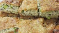 Martabak Borneo punya banyak cabang di Jakarta seperti di Pejaten dan Cipete. Martabak telur di sini memakai telur bebek, bisa pilih pakai 2, 3, atau 4 telur. Harganya mulai dari Rp 40 ribuan. Isiannya tak hanya daging sapi, ada juga kornet keju, tuna keju, ayam rica, dan polos. Foto: detikfood