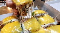 Populer di Bandung sejak 2015, Martabak Mertua juga bisa kamu temui di Jakarta, Depok, dan Bekasi. Menu andalan di sini adalah martabak telur mozzarella. Isiannya daging ayam, kornet, daging sapi, dan tuna. Harganya mulai dari Rp 60 ribuan. Foto: detikfood