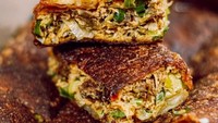 Martabak telur juga bisa kamu nikmati di Martabak Pecenongan 78. Lokasinya tersebar di Jabodetabek. Terdapat pilihan isian 2-5 telur. Kalau mau lebih istimewa, pilihlah isian daging sapi pedas. Bisa pilih level 1-3 . Harga martabak telur di sini mulai dari Rp 65 ribu. Foto: Instagram martabakpecenongan78