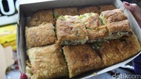 Meski hanya di gerobak, martabak di sini selalu laris manis. Martabak Alam Jaya punya 5 jenis martabak telur yang dibedakan dari jumlah telur bebek yang dipakai. Isiannya daun bawang dan daging ayam cincang. Harganya sekitar Rp 50 ribuan. Foto: detikfood