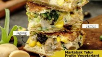 Terkenal dengan varian martabak pizza, Orins juga punya banyak pilihan martabak telur. Mau yang sedang, besar, atau jumbo? Semuanya ada. Ada juga yang versi sultan dengan isian sosis Kanzler. Mau yang unik? Cobalah martabak telur fruity vegetariant ini dengan isian jagung, kismis, dan jamur. Foto: Instagram martabakpizzaorins