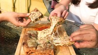 Martabak Boss ada di Panglima Polim, Gunawarman, hingga Tomang. Harga martabak telur di sini mulai dari Rp 77 ribu dengan pilihan Gogo Corned Curry, Tuna Bule, Steak Gokils, hingga martabak telur saus keju cabai. Cobain yuk! Foto: Instagram martabakboss