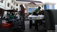 Oksigen seberat 14,175 ton itu tiba di Bandara Adi Soemarmo pada Sabtu (17/7) siang. Namun karena masalah administrasi, pihak bea cukai kemudian berkoordinasi dengan Pemkot Solo dan pemerintah pusat hingga akhirnya oksigen dan dikirim ke Solo hari ini.