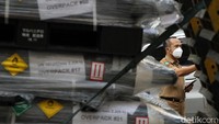 Menurutnya, barang dari luar negeri memang sudah sesuai prosedur harus melewati bea cukai. Dengan rekomendasi BNPB yang turun hari ini, barang tersebut tidak terkena aturan terkait larangan dan pembatasan (lartas).