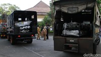 Ning, sapaannya, memastikan tabung-tabung itu langsung didistribusikan ke rumah-rumah sakit di Solo hari ini juga. Tabung oksigen akan dibagi ke 15 rumah sakit secara proporsional.
