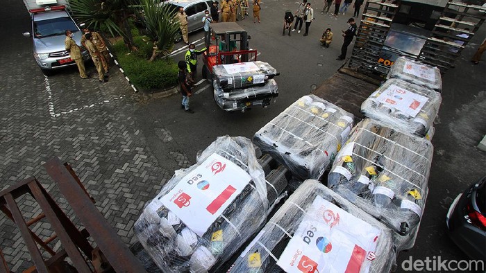 200 Tabung Oksigen dari Singapura Akhirnya Tiba di Solo Bantuan 200 tabung oksigen dari Singapura untuk Pemkot Solo sempat tertahan di pabean Bandara Adi Soemarmo karena dinilai bermasalah secara administrasi.