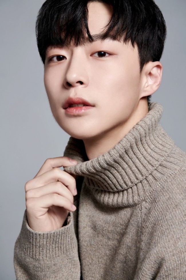 Bae In Hyuk tengah naik daun sebagai second lead drama Korea My Roommate Is a Gumiho. Ia dipasangkan dengan Hyeri, dan saat ini tengah membintangi drama Korea on going At a Distance Spring Is Green bersama Park Ji Hoon dan Kang Min Ah. Foto: dok Fides Spatium
