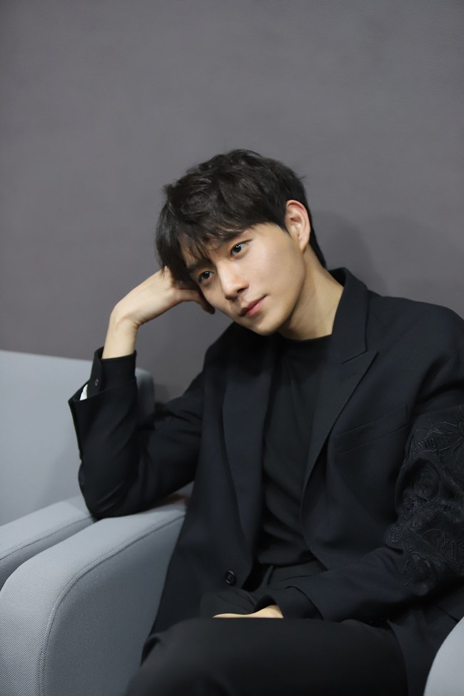 Aktor kelahiran 1996 ini identik dengan perannya sebagai Joo Seok Hoon dalam trilogi The Penthouse. Terlebih, ia memiliki love line dengan Kim Hyun Soo. Baru-baru ini, Kim Young Dae dikabarkan mundur dari jejeran pemain School 2021. Foto: Outer Korea