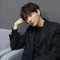 Aktor kelahiran 1996 ini identik dengan perannya sebagai Joo Seok Hoon dalam trilogi The Penthouse. Terlebih, ia memiliki love line dengan Kim Hyun Soo. Baru-baru ini, Kim Young Dae dikabarkan mundur dari jejeran pemain School 2021. Foto: Outer Korea