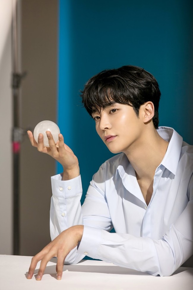 Rowoon meraih popularitasnya dengan pesat sejak membintangi drama Korea Extraordinary You, di mana dirinya dikisahkan sebagai karakter webtoon. Vokalis grup SF9 ini akan membintangi drama Korea Yeonmo yang tayang pada bulan September 2021. Foto: dok FNC Entertainment